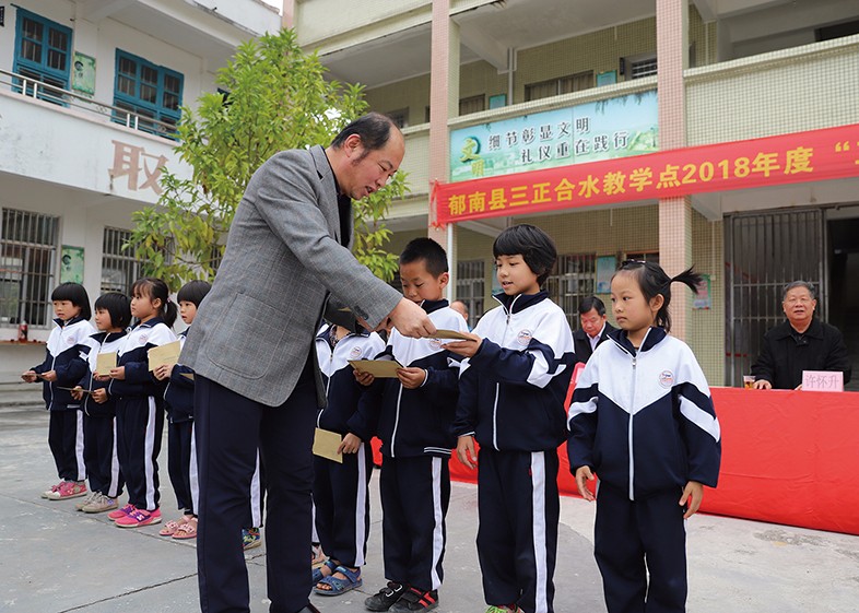 12月20日，集團(tuán)形象管理部總經(jīng)理李華代表我集團(tuán)向我集團(tuán)捐建學(xué)校的師生頒發(fā)了2018年度“三正獎教助學(xué)金”，共計(jì)頒發(fā)30萬元。