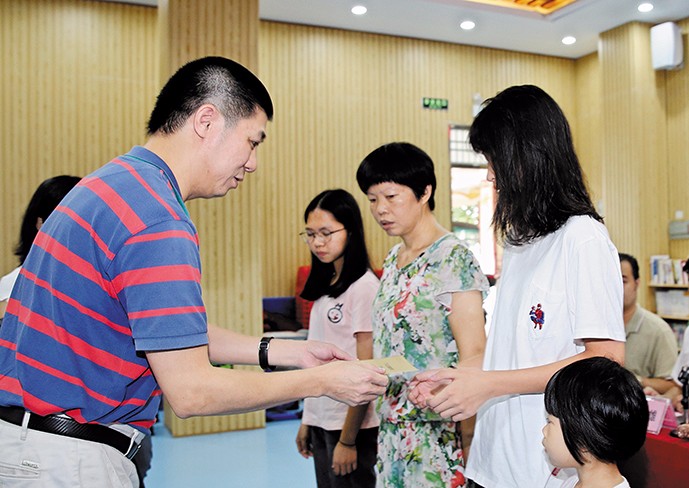8月26日下午，我集團(tuán)在橋頭鎮(zhèn)第三小學(xué)舉行了2019年助學(xué)金發(fā)放儀式，21名橋頭籍貧困家庭大學(xué)生獲得資助。