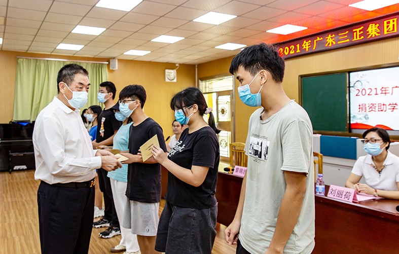 8月27日上午，我集團(tuán)在橋頭鎮(zhèn)第二小學(xué)舉行了2021年助學(xué)金發(fā)放儀式，向23名橋頭籍困難家庭大學(xué)生發(fā)放助學(xué)金17.56萬元。這是我集團(tuán)連續(xù)第13年資助橋頭籍困難家庭大學(xué)生完成大學(xué)學(xué)業(yè)。橋頭鎮(zhèn)三級調(diào)研員