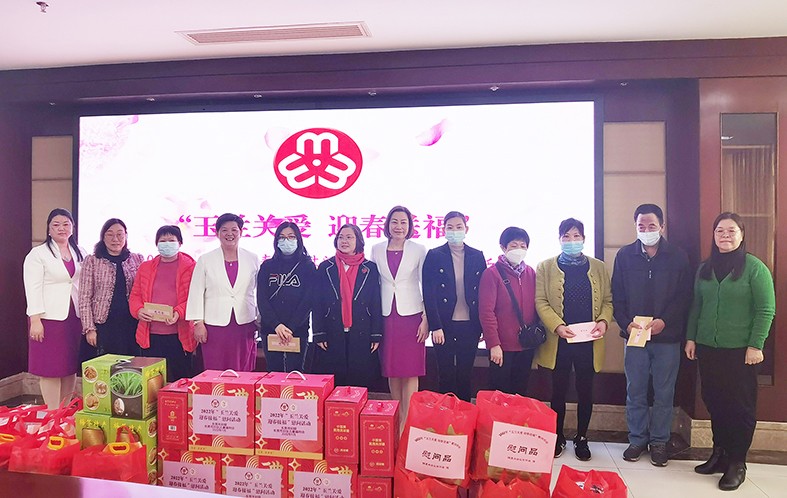 1月19日，東莞市婦聯(lián)及福利會組織開展了“玉蘭關(guān)愛、迎春送?！?022年春節(jié)慰問困難婦女兒童家庭”活動，集團(tuán)培訓(xùn)中心主任劉淑芬代表我集團(tuán)參加了本次活動，前往東莞市塘廈鎮(zhèn)、黃江鎮(zhèn)、樟木頭鎮(zhèn)，為17戶家