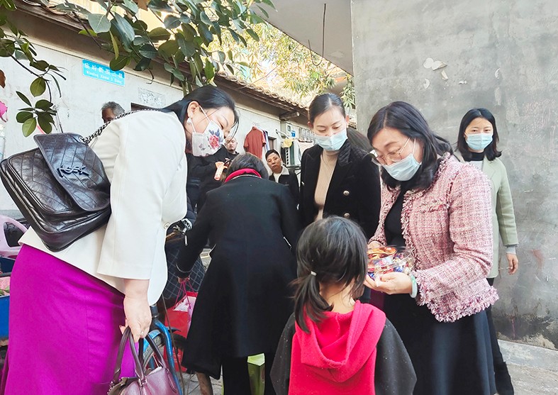 1月19日，東莞市婦聯(lián)及福利會組織開展了“玉蘭關(guān)愛、迎春送福——2022年春節(jié)慰問困難婦女兒童家庭”活動，集團(tuán)培訓(xùn)中心主任劉淑芬代表我集團(tuán)參加了本次活動，前往東莞市塘廈鎮(zhèn)、黃江鎮(zhèn)、樟木頭鎮(zhèn)，為17戶家