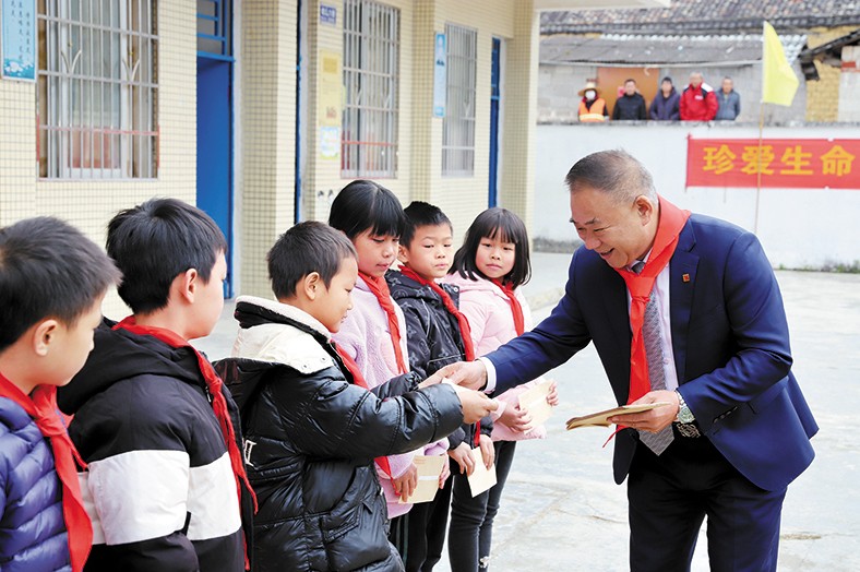 12月25日至26日，我集團(tuán)向捐建學(xué)校師生頒發(fā)“三正獎教助學(xué)金”合計(jì)23.98萬元。并向三正合水小學(xué)捐贈了價值7.5萬的多媒體教學(xué)設(shè)備，向揭陽鳳湖小學(xué)碧潭三正分校一名病重學(xué)生捐贈1萬元助其度過難關(guān)。