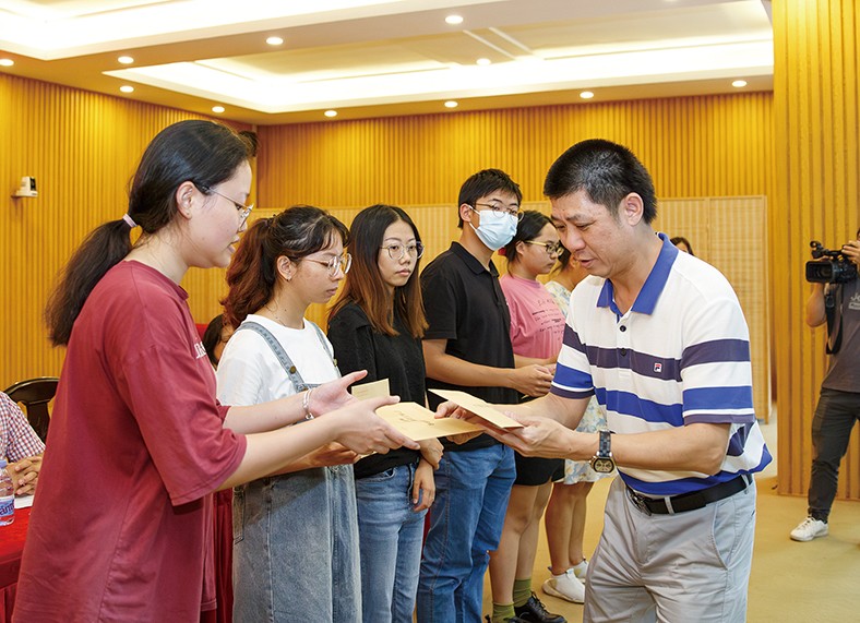 8月29日上午，“2023年廣東三正集團(tuán)捐資助學(xué)金發(fā)放儀式”在橋頭鎮(zhèn)第四小學(xué)舉行，為25名橋頭籍困難家庭在讀大學(xué)生發(fā)放助學(xué)金19.04萬元。