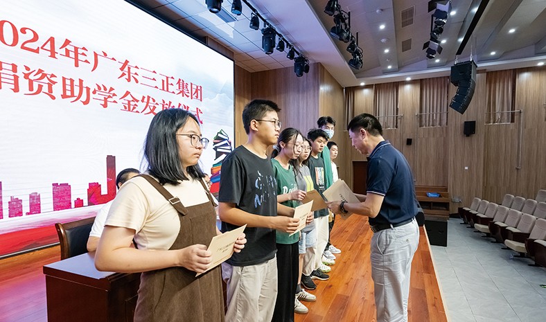 8月27日上午，我集團(tuán)2024年捐資助學(xué)金發(fā)放儀式在橋頭鎮(zhèn)中心小學(xué)舉行，董事長助理莫永康代表我集團(tuán)向21名受助學(xué)生發(fā)放了助學(xué)金。
